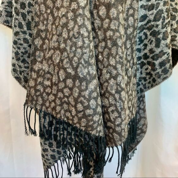CEJON Leopard cheetah animal print shawl poncho - Picture 8 of 12